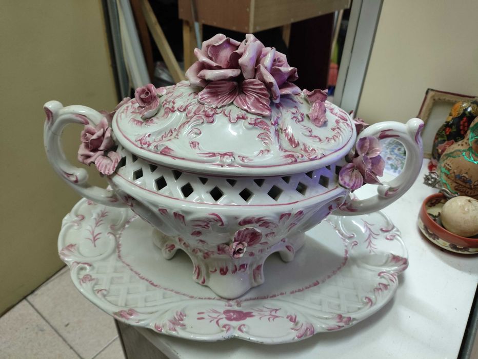 Terrina com tampa e travessa muito antiga em rosa