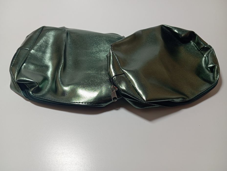 Zestaw trzech nowych nieużywanych kosmetyczek