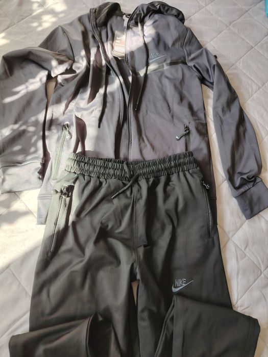 Nowy komplet dresowy Nike Dri-FIT, rozmiar M – szara bluza + czarne spodnie