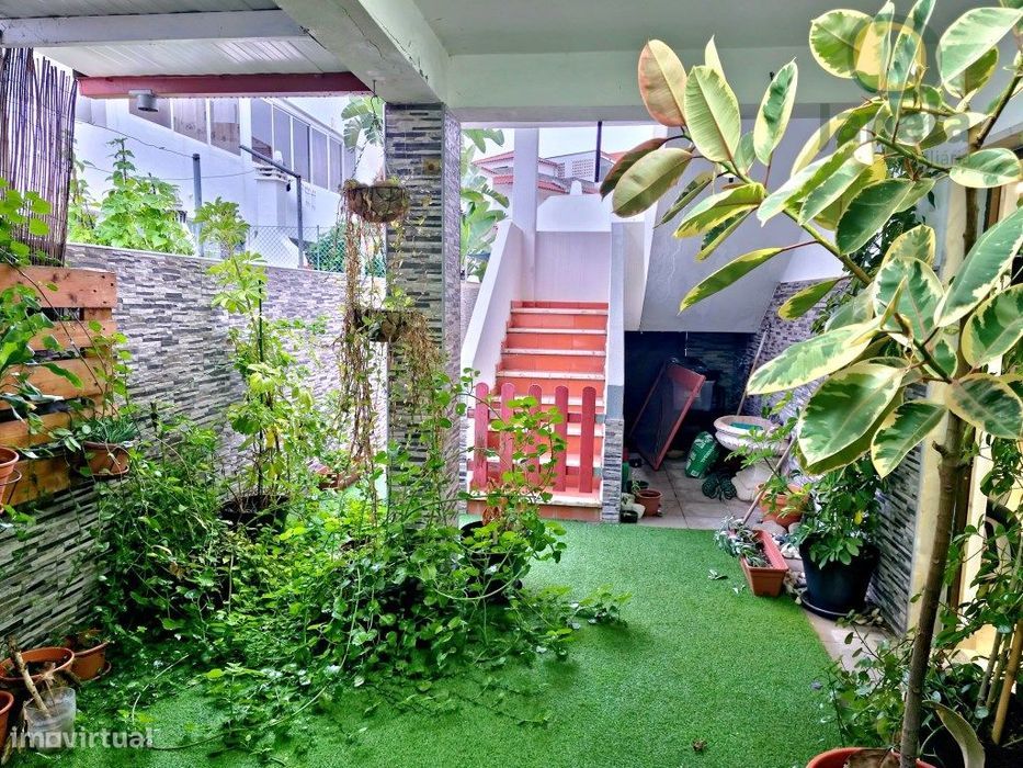 Moradia térrea com grande cave com garagem e espaço multiusos