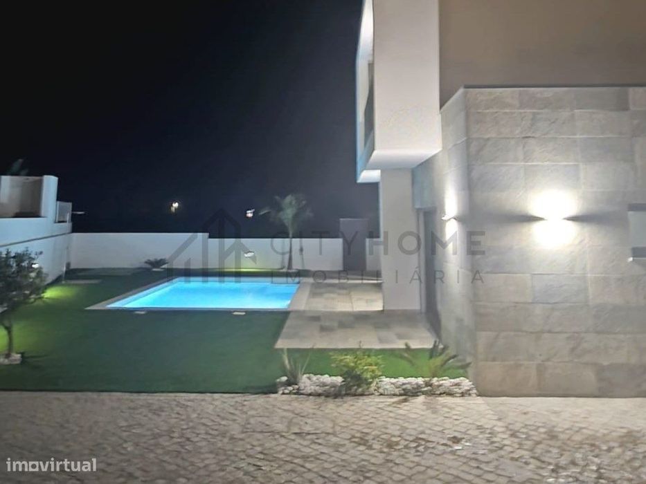 Moradia T2+1 com rooftop, piscina e vista mar