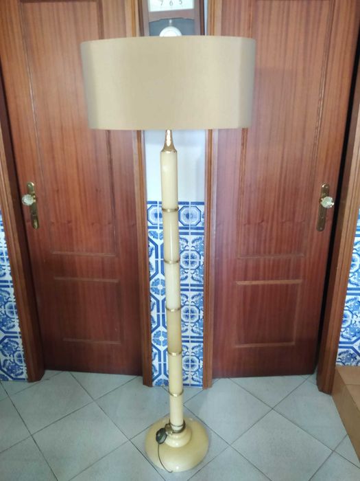 Candeeiros de pé em marmore