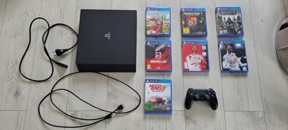 PS4 z kierownicą, pedałami i grami