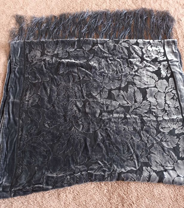 Echarpe cinza aveludada