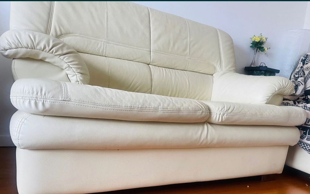 Sofas  de  dois lugares  ou tres.