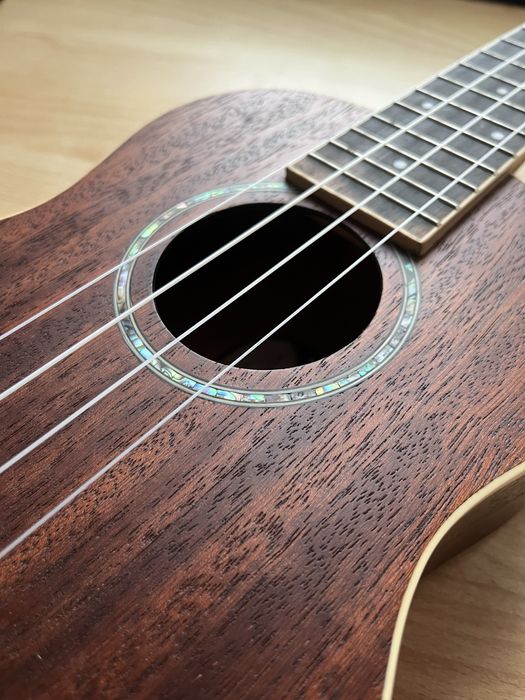 Укулеле Fender Zuma Concert + струни + тюнер-метроном