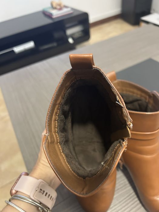 Botins castanhos claro com salto