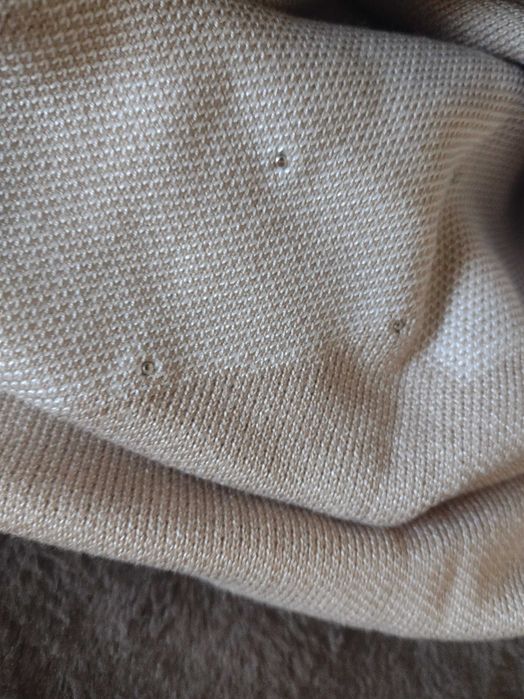 Komplet beżowy z dzianiny.