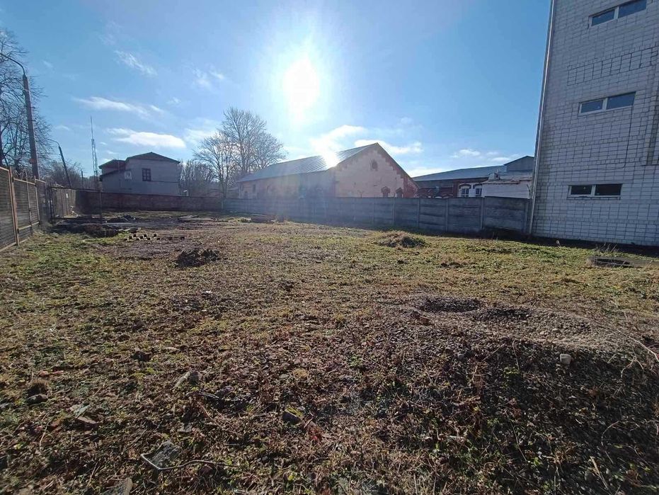 Продаж великої комерційної будівлі + земля приватизована, м. Дрогобич!