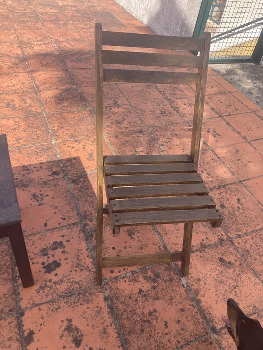 Mesa e duas cadeiras de jardim