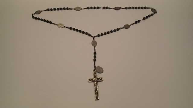 Terço antigo em metal e madeira