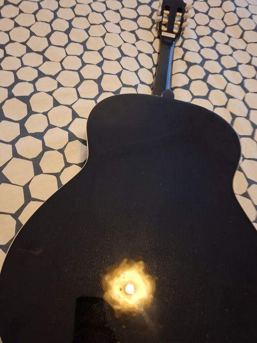 Guitarra acústica com jogo cordas e afinador
