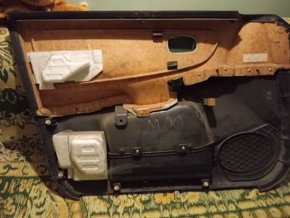 Продам дверние карти на мазду