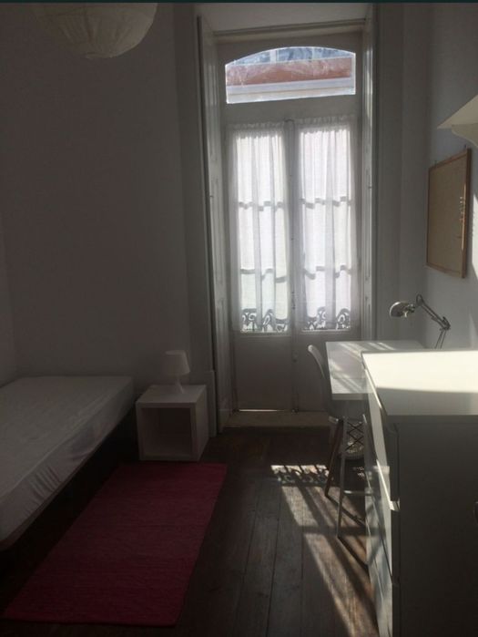 Aluga-se quarto para estudante (F)