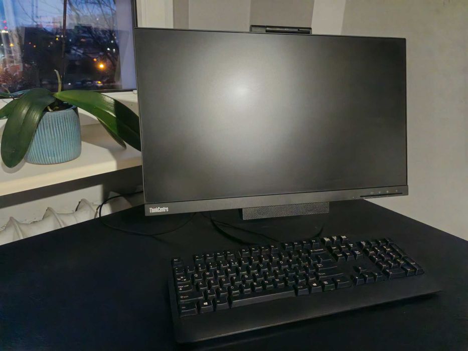 Lenovo TIO 24 Gen.3 ze stacją roboczą Lenovo ThinkCentre M910q