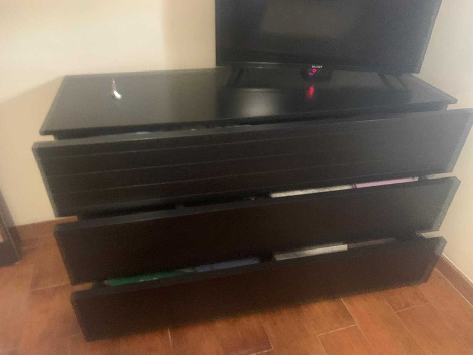 Conjunto de Quarto em Madeira / Wengué – Cabeceira, Cómoda, Mesa Cabeceira e Espelho