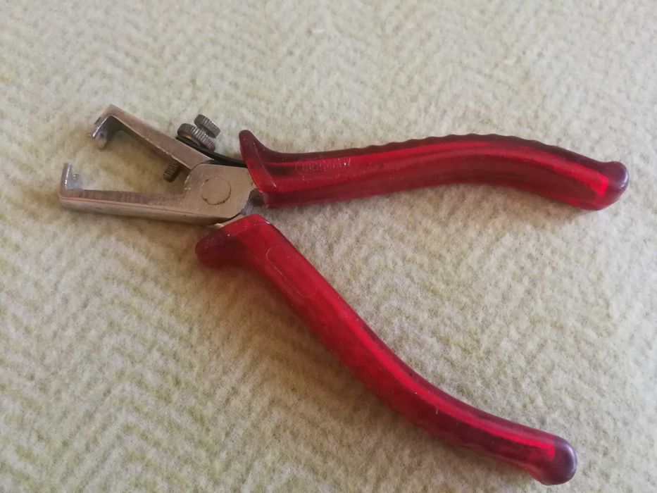 ściągacz izolacji szczypce do kabli – Made in Germany.