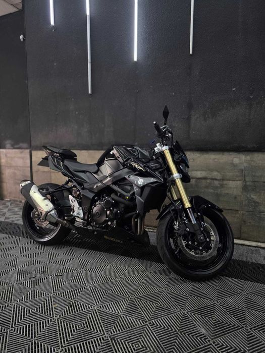 Suzuki GSR 750 naked