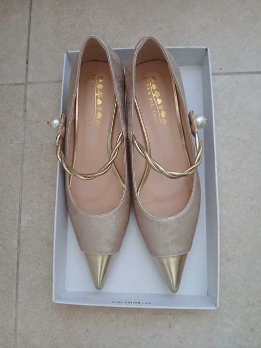 sapatos dourados de cerimónia