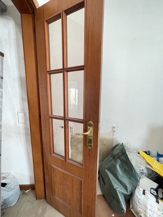 Portas de madeira usadas com e sem vidros, com e sem aduelas