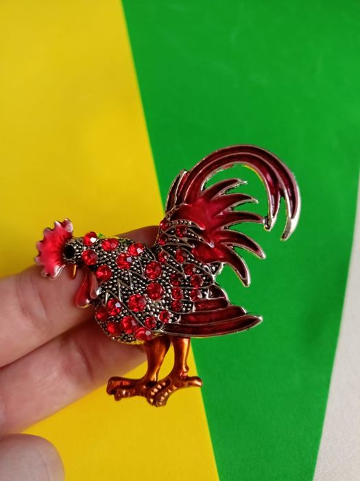 Broszka kogut, nowa