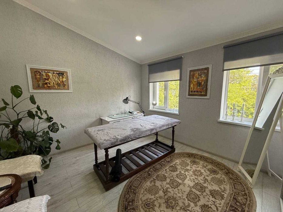 Продаж діючого готелю 900м². 16 номерів. Ресторан. Б'юті-послуги. Центр. ID:721
