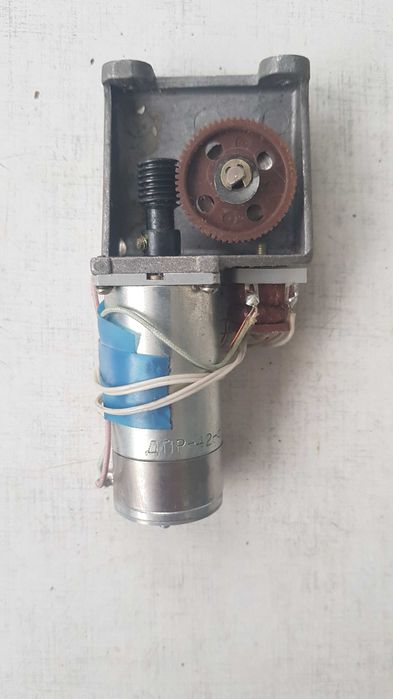 Электродвигатели ДПР-42-Ф1-03 с небольшим редуктором: 500 грн ...