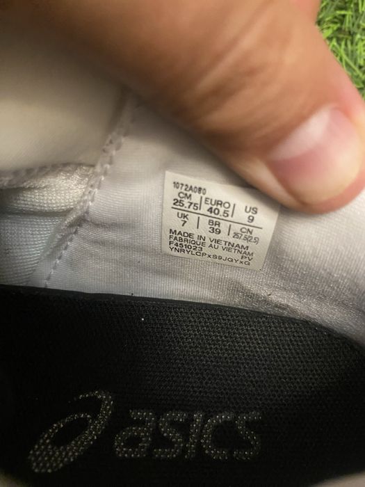Волейбольні кросівки asics