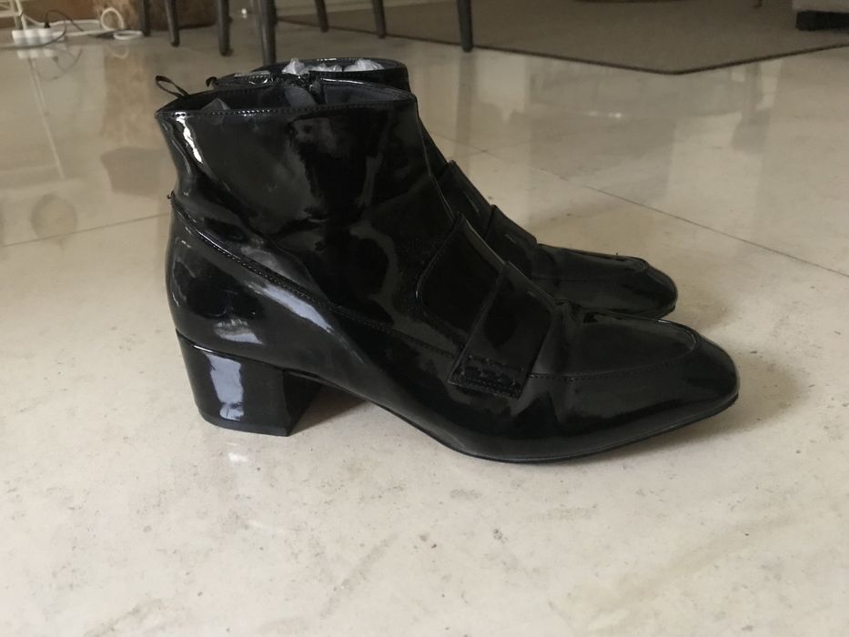 Black patent leather boots, size 39, with medium heel