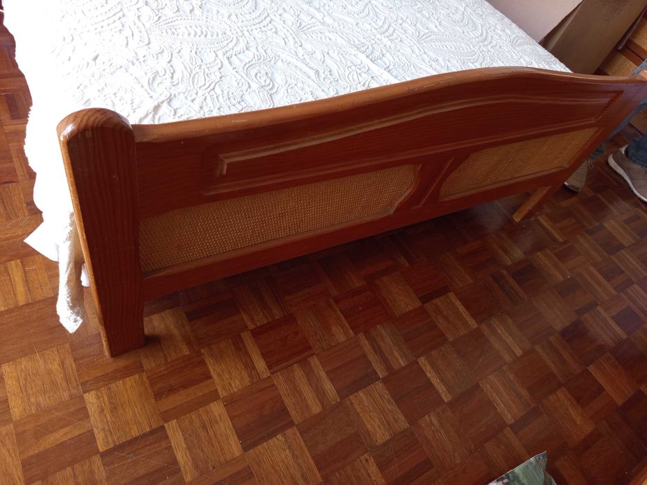 “Conjunto de quarto em madeira com aplicações em palhinha entrançada