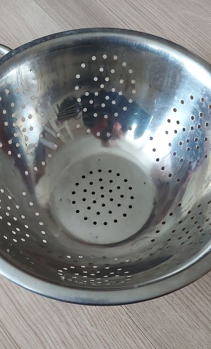 Druszlak ze stali nierdzewnej średnica 28 cm,wysokość  11 cm.