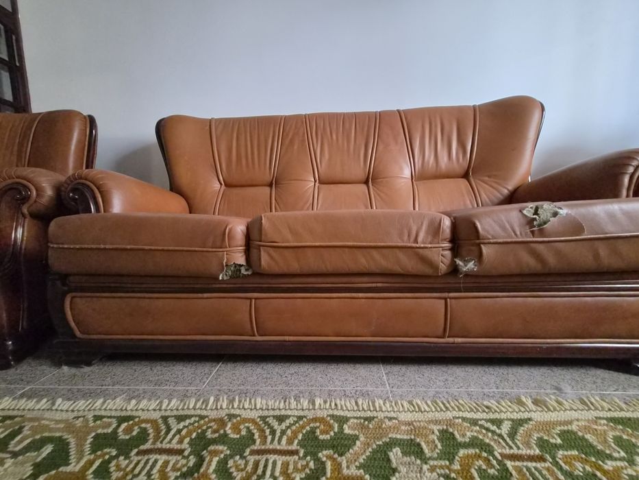 Conjunto Sofás em Pele: Sofá-Cama 3 Lugares + 2 Poltronas Clássicas