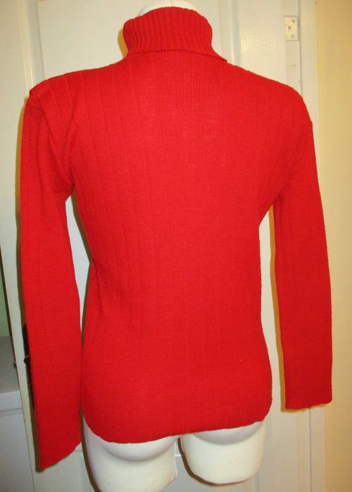 Czerwony golf sweterkowy.