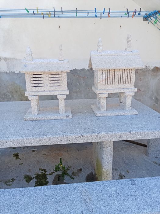 Espigueiros pequenos em granito