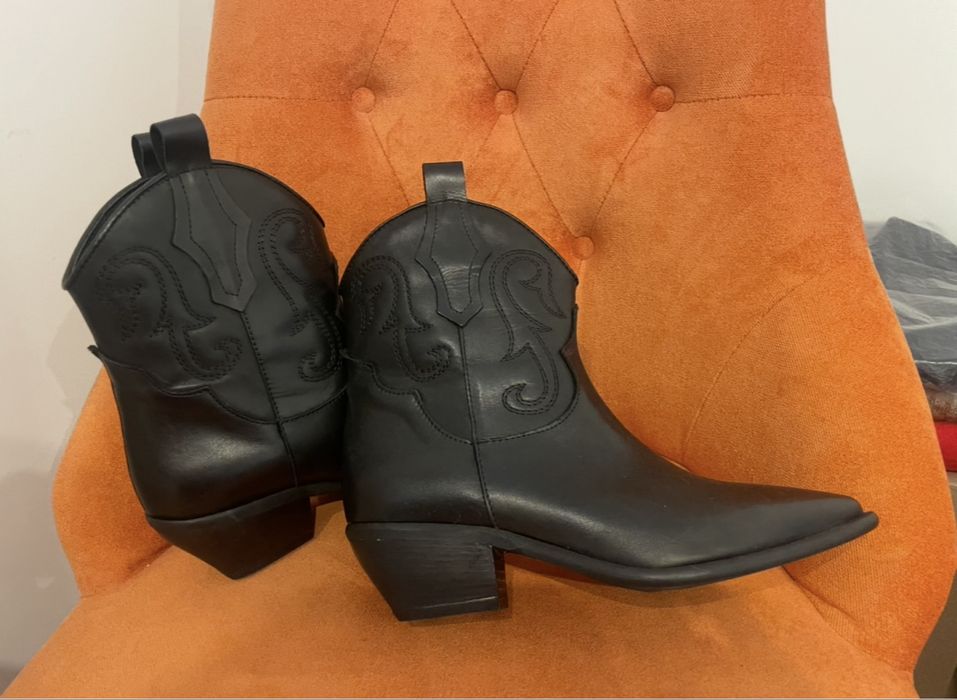 Казаки  . Ботінки . Нові .