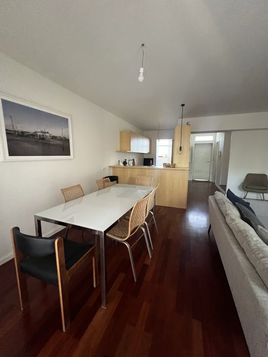 T2 Duplex totalmente renovado com 2 varandas e lugar de garagem a 200 m da praia .