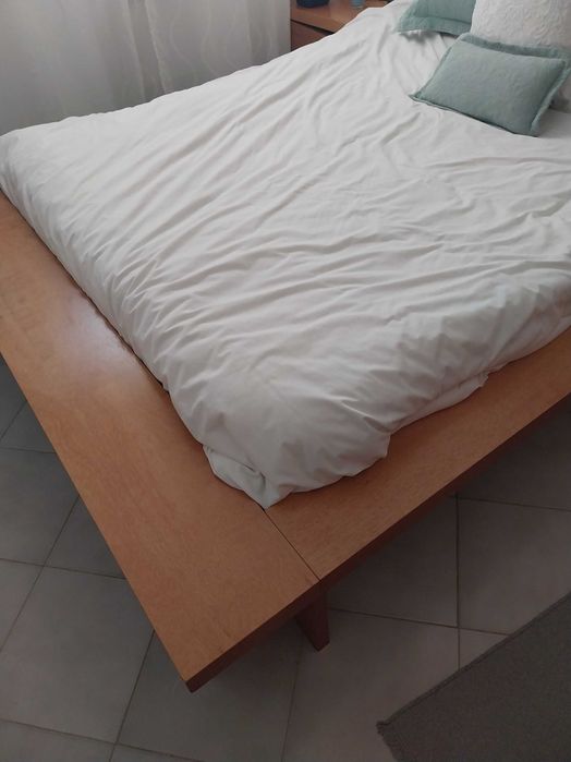 Cama com estrado
