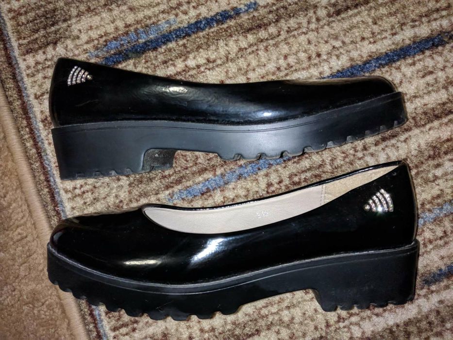 Туфлі лакові на тракторній підошві