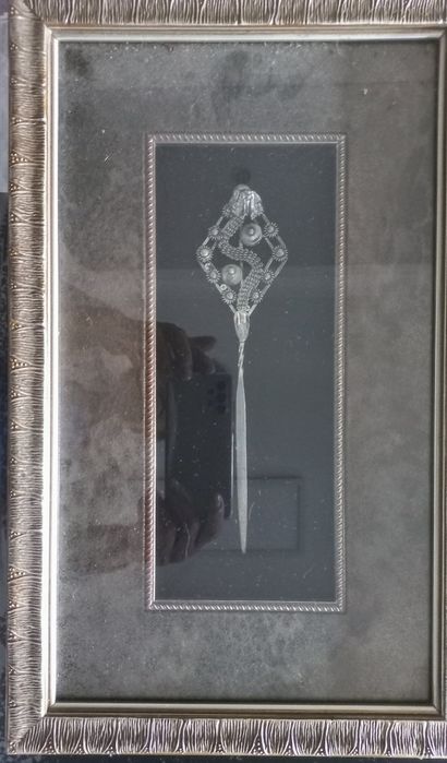 Dois quadros cor prateada com colheres de metal artísticas