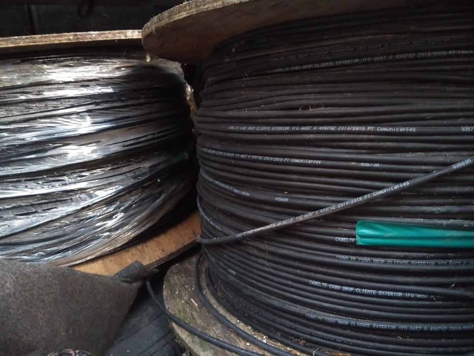 Duas bobines de cabo de fibra óptica