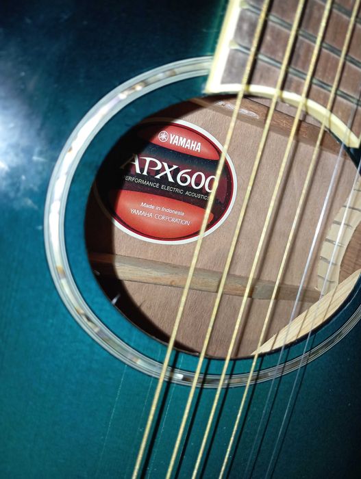 Guitarra Yamaha APX 600