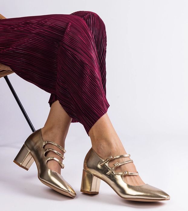 Złote czółenka na słupku z ozdobnymi sprzączkami Izida