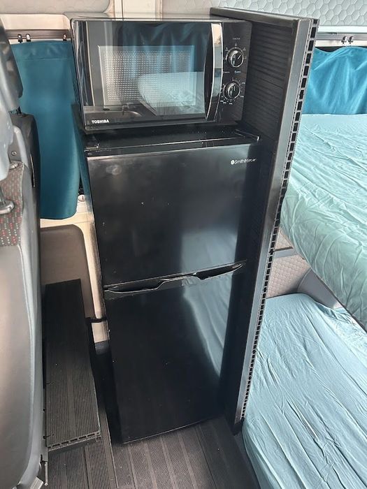 Peugeot BOXER  Kamper 4 os. 2 duże łóżka 2m/2m jadalnia w środku WC