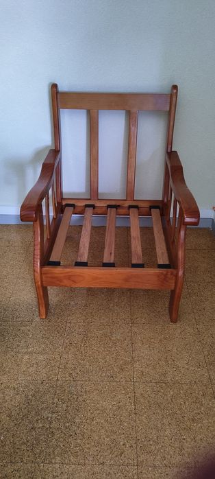 Cadeirão de madeira semi novo
