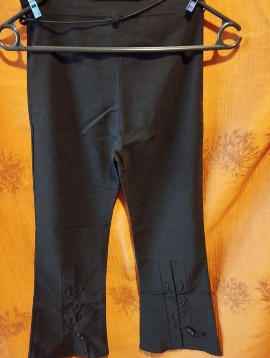 Czarne spodnie wizytowe z dekoracyjną nogawką