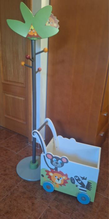 Conjunto de cabide e carro andarilho