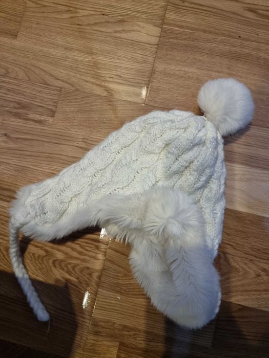 Biała czapka z pomponem
