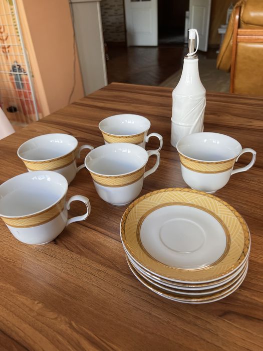 Zestaw porcelanowych filiżanek jak nowy z przyprawnikiem gratis ideał