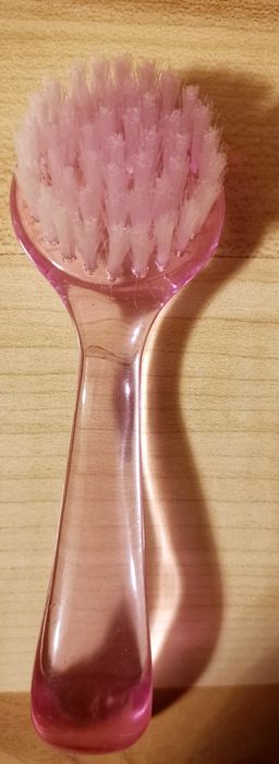 Nowa różowa szczoteczka do masażu twarzy