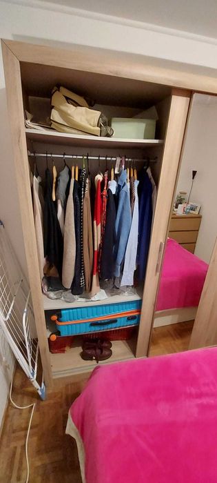 Roupeiro com espelho e portas de correr